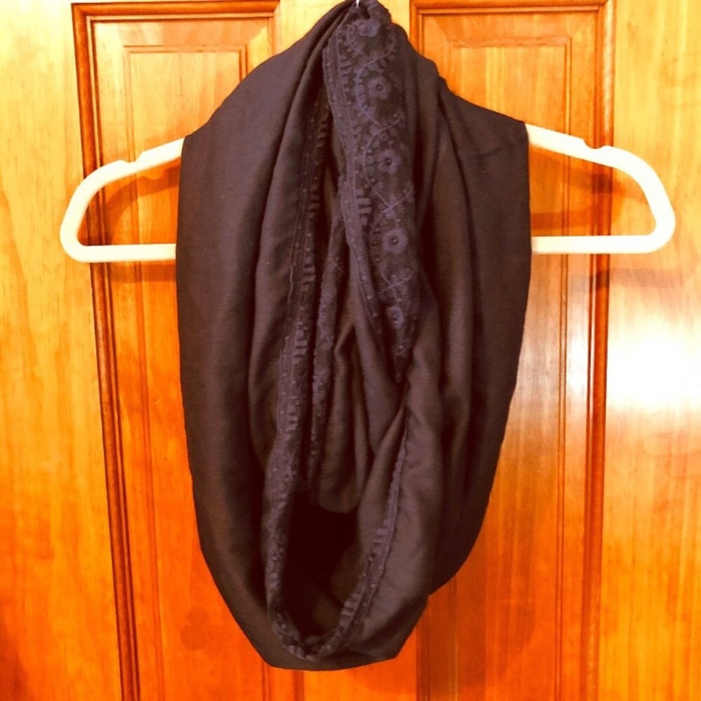 🔹 Hollister Co. Lace Lined Scarf